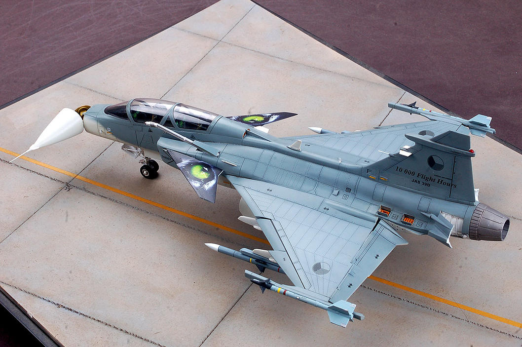 Kitty Hawk 1/48 Saab JAS-39B/D Gripen Swedish Fighter Jet Model Kit KH80118