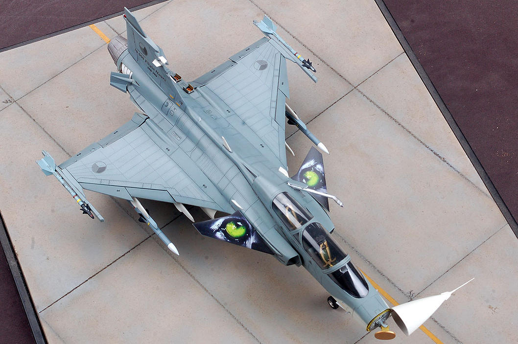 Kitty Hawk 1/48 Saab JAS-39B/D Gripen Swedish Fighter Jet Model Kit KH80118