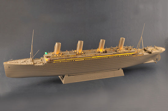 Trumpeter 1/200 RMS Titanic with LED Lighting Luxury Liner Model Kit 03719