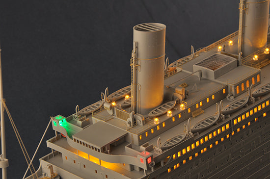 Trumpeter 1/200 RMS Titanic with LED Lighting Luxury Liner Model Kit 03719