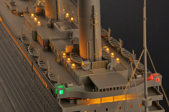 Trumpeter 1/200 RMS Titanic with LED Lighting Luxury Liner Model Kit 03719
