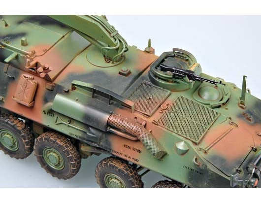 Trumpeter 1/35 USMC LAV-R Light Armored Vehicle Recovery (No. 00370)