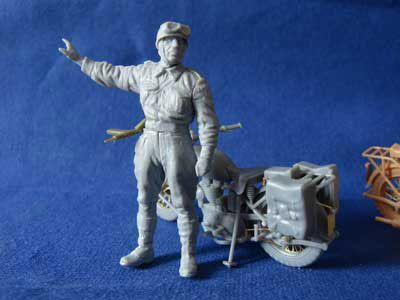 BRONCO 1:35 scale Triumph 3HW Motorcycle w/British MP Set 35035 plastic model kit