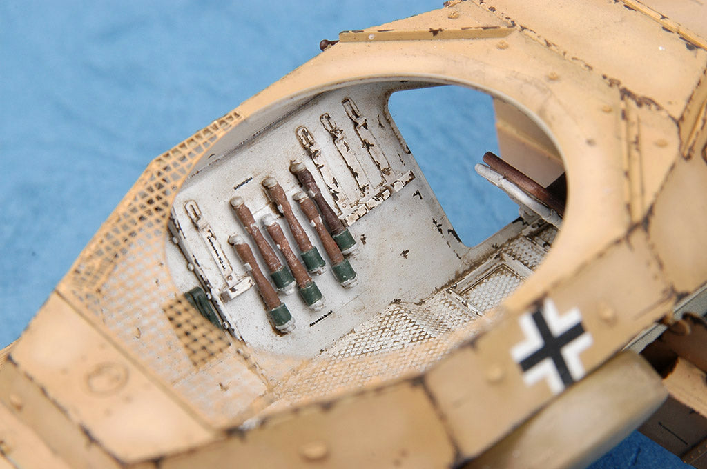 HobbyBoss 1/35 Sd.Kfz.222 Leichter Panzerspähwagen 2cm WWII Armored Car Plastic Model Kit 82442