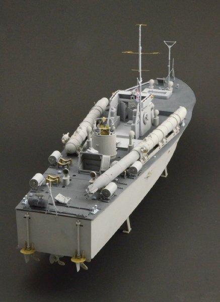 1/35 scale Vosper 72' 6'' MTB 77 motor torpedo boat plastic model kit by Italeri (No. 5610)