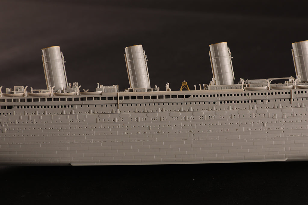 HobbyBoss 1/700 Scale RMS Titanic Ocean Liner Plastic Model Kit 83420 NZ Stock