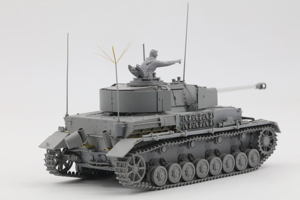 Border Model 1/35 Scale Pz.Beob.Wg. IV Ausf. J w/ Commander & Infantry Plastic Model BT-006 NZ Stock