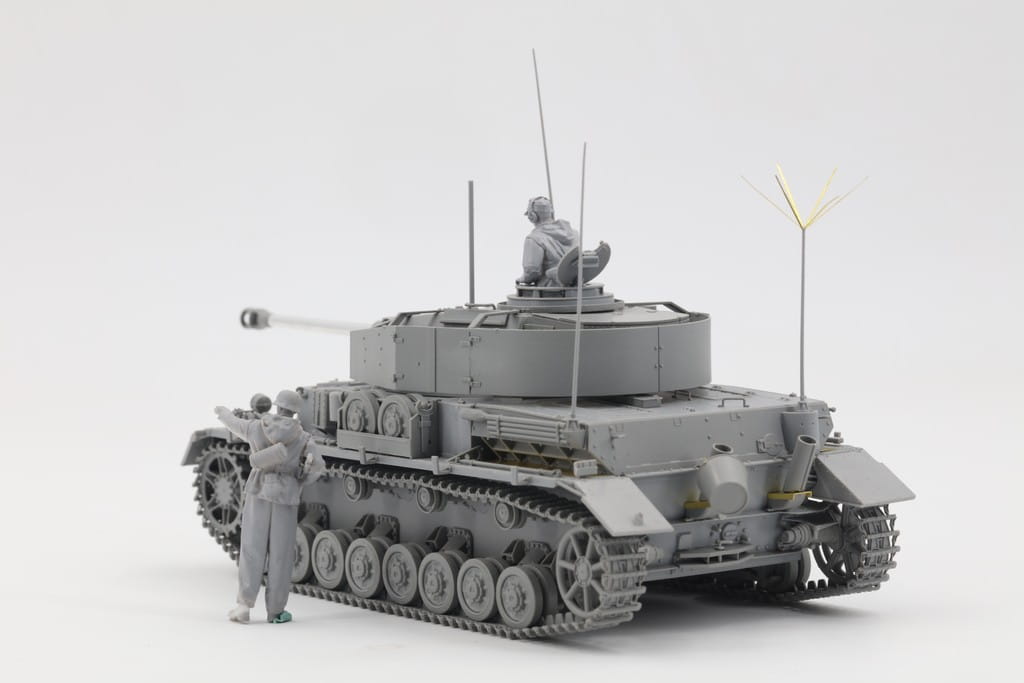 Border Model 1/35 Scale Pz.Beob.Wg. IV Ausf. J w/ Commander & Infantry Plastic Model BT-006 NZ Stock