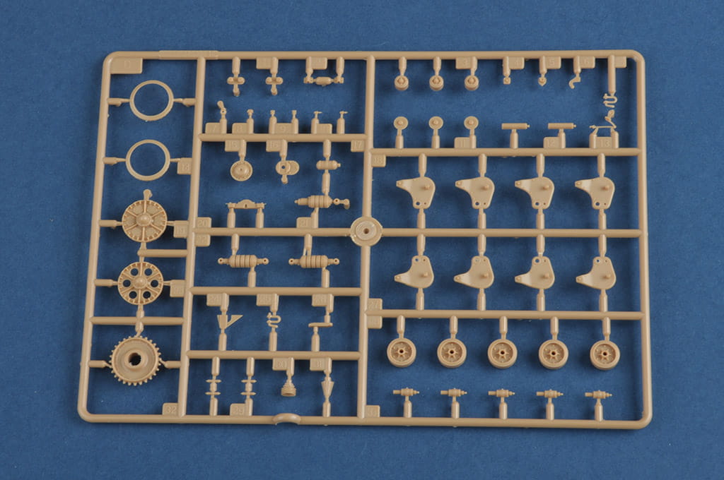 Hobby Boss 1:35 scale French R35 with FCM Turret 83894 scale model kit