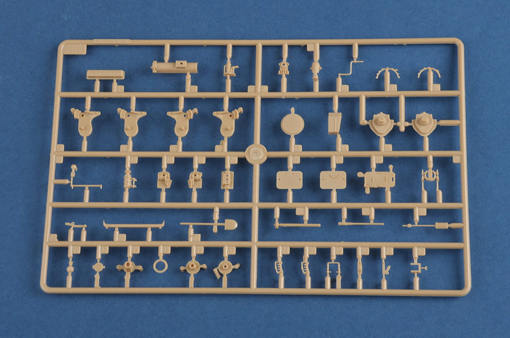 Hobby Boss 1:35 scale French R35 with FCM Turret 83894 scale model kit